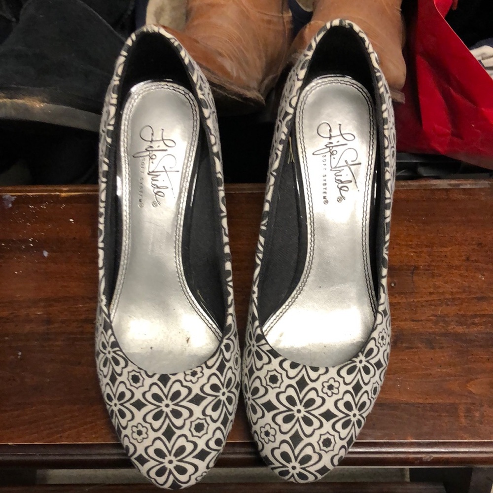 Life Stride Women's Black and White Floral Pumps